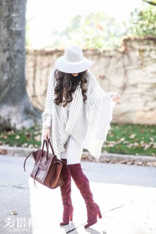灰白条纹斗篷+白色紧身+玫红过膝长靴+酒红色包包+白色宽沿复古帽